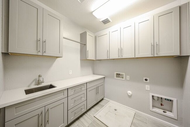 Building Photo - Beautiful 5bedrooms-2Baths Modern Style Home!