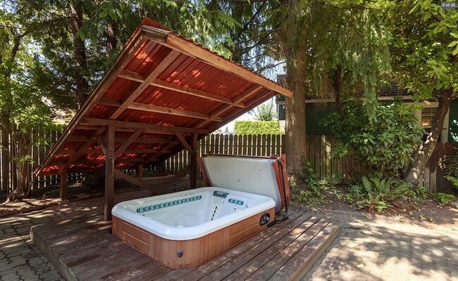 Building Photo - Beautifully Updated Craftsman in the Heart of North Tacoma