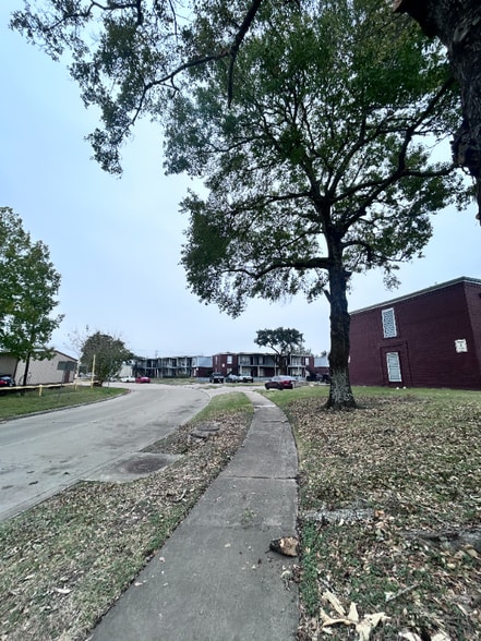 Building Photo - 2300 Red Bluff Rd