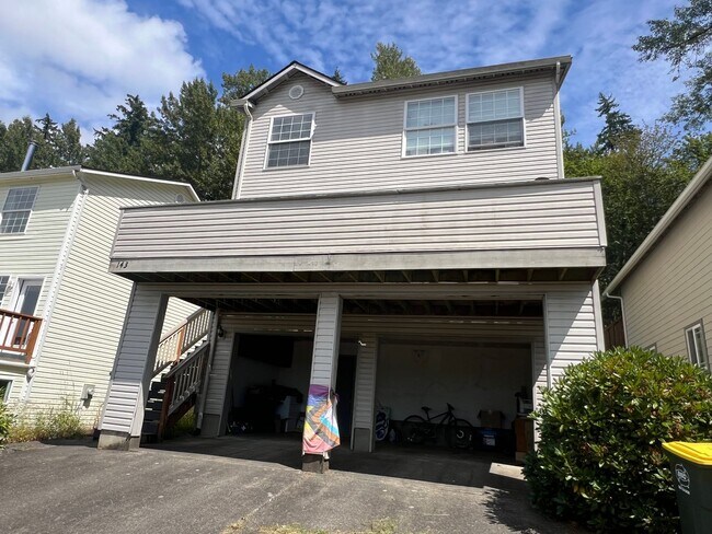 Primary Photo - 3 Bed 1.5 half bath House Close to WWU and...
