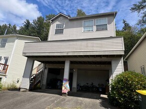 Building Photo - 3 Bed 1.5 half bath House Close to WWU and...