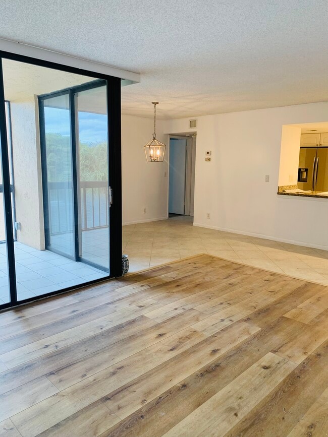 Dinning room with lake view - 950 Egret Cir