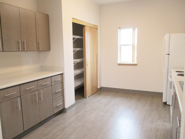 Building Photo - Molalla Gardens