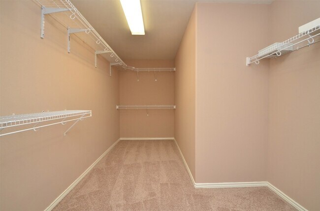 Building Photo - 915 Butterfly Ln