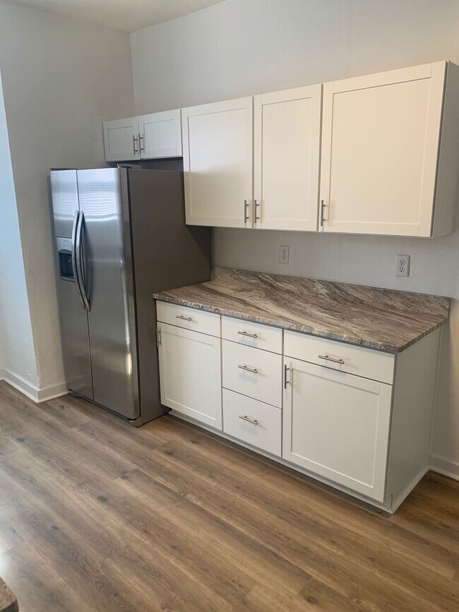 Building Photo - Luxury 2 Bedroom/1 Bathroom Remodel in Sou...