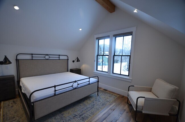 Building Photo - 300 Washington Rd