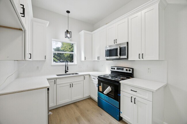 Building Photo - 422 New Hampshire St