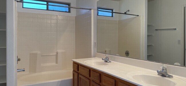 Building Photo - Beautiful 3 bed, 2 bath home in convenient El Mirage neighborhood!