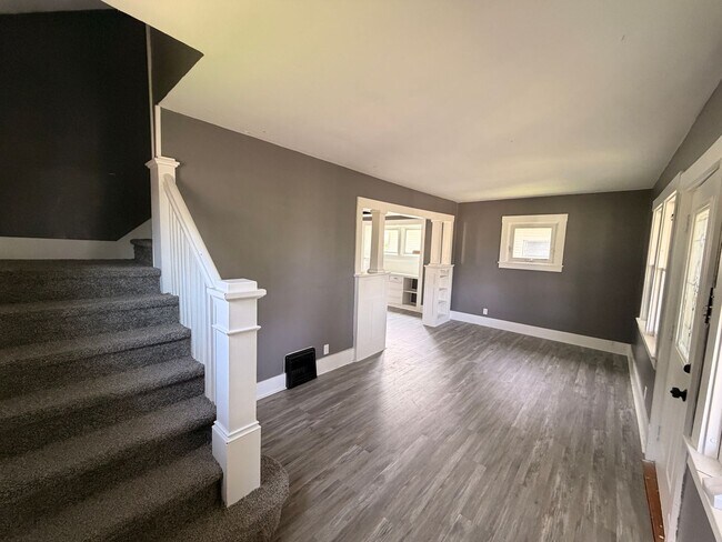 Building Photo - Charming 3-Bedroom Home with Enclosed Porch and Basement!