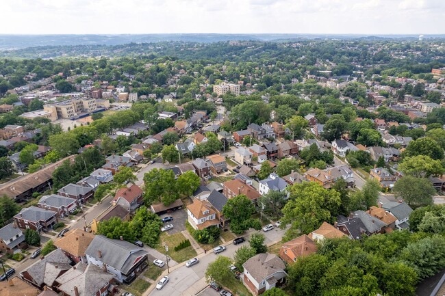 Building Photo - Beautiful 5 Bedroom, 2 Bathroom in Mt.Lebanon- Original Hardwood Floors and Garage