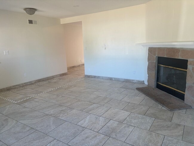 Building Photo - 10547 Hayvenhurst Ave