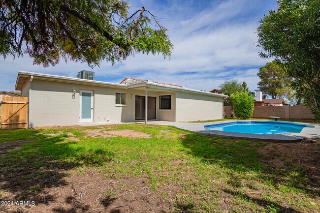 Building Photo - 3917 W Juniper Ave