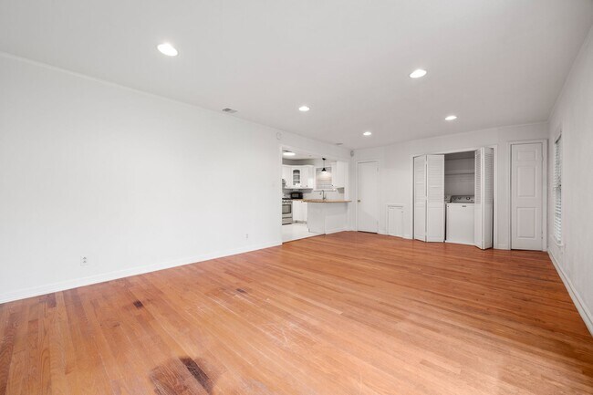 Building Photo - 934 E 52nd St