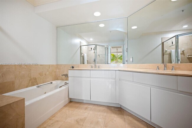 Building Photo - 888 Brickell Key Dr