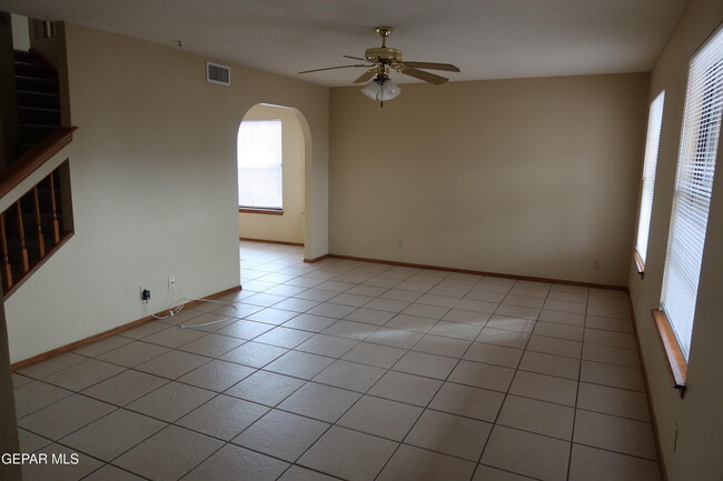 Building Photo - 1137 W Bend Ln