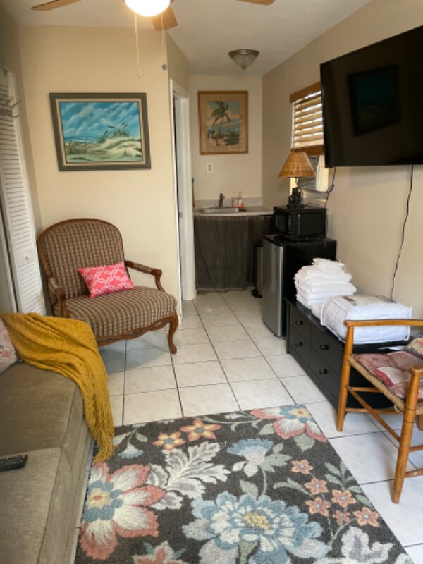 Building Photo - 613 El Vedado