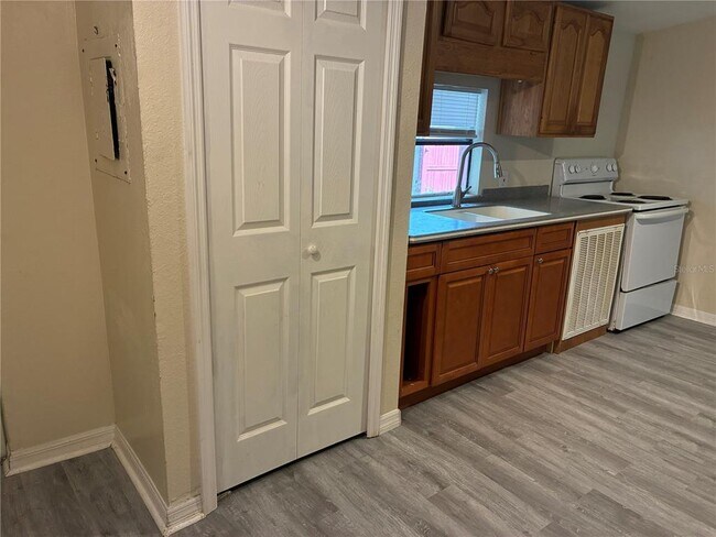 Building Photo - 2621 Island Oaks W
