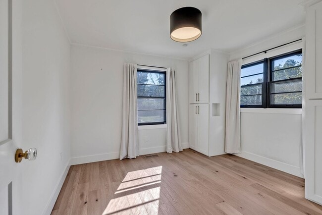 Building Photo - Beautifully furnished short-term rental in...