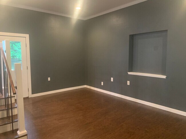 Building Photo - Newly Updated 2 Bed. 2 Bath Home on Fenced...