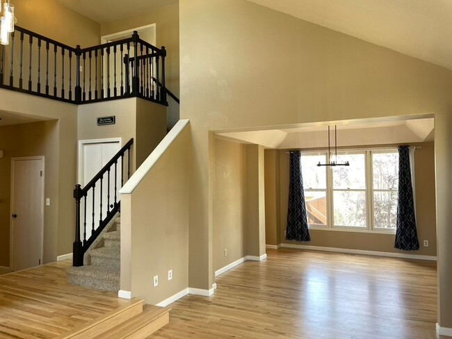 Building Photo - Spectacularly HUGE 6BD Home with Panoramic...