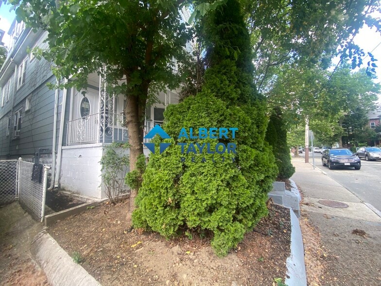 Building Photo - 10 Evergreen Ave