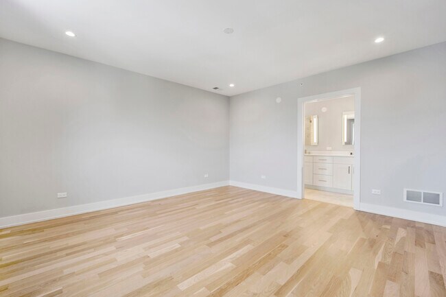 Building Photo - 2221 W Lawrence Ave