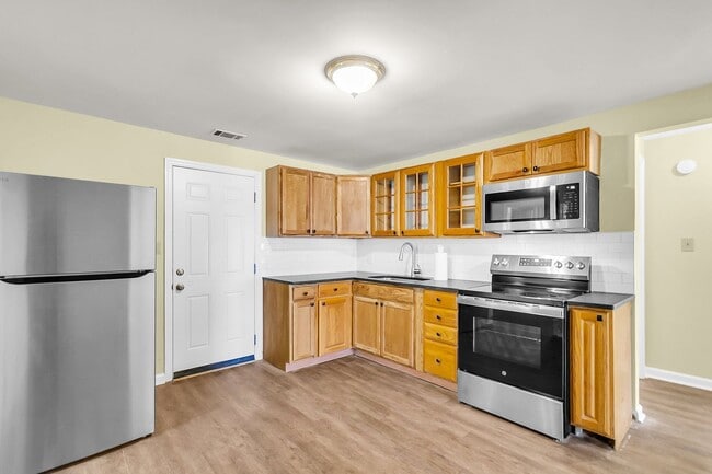 Building Photo - Charming 2 bedroom 1 bathroom home availab...