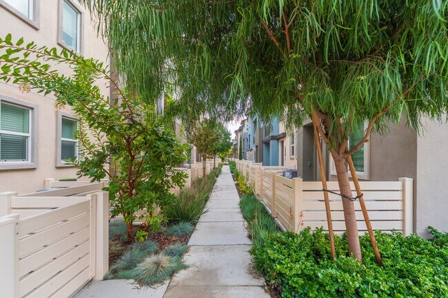 Building Photo - Newer townhome rental located in the gated One Seven Eight community!