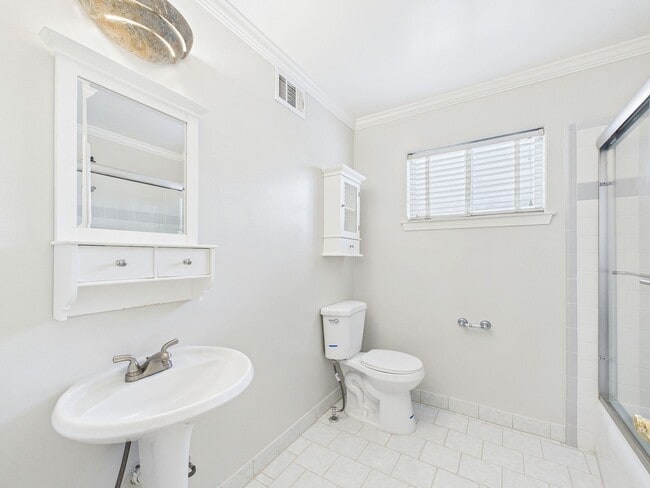 Building Photo - Stunning Turnkey Home in Cambrian!