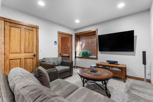 Building Photo - 2137 Overlook Dr