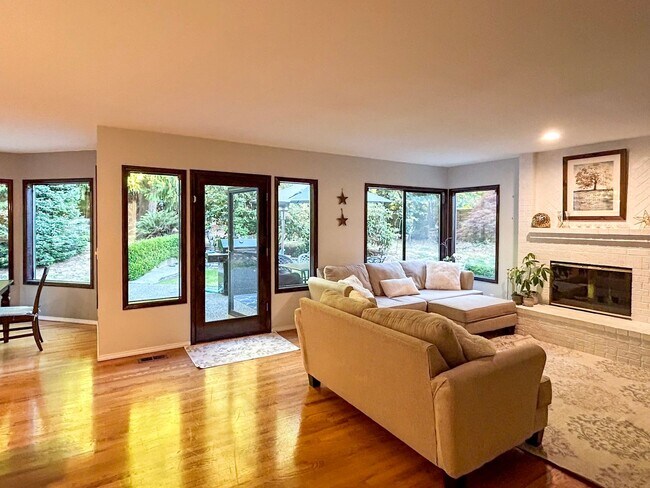 Building Photo - Elegant 4-bed, 4-bath