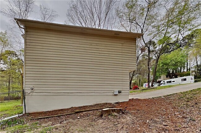 Building Photo - 4171 Woodcrest Dr