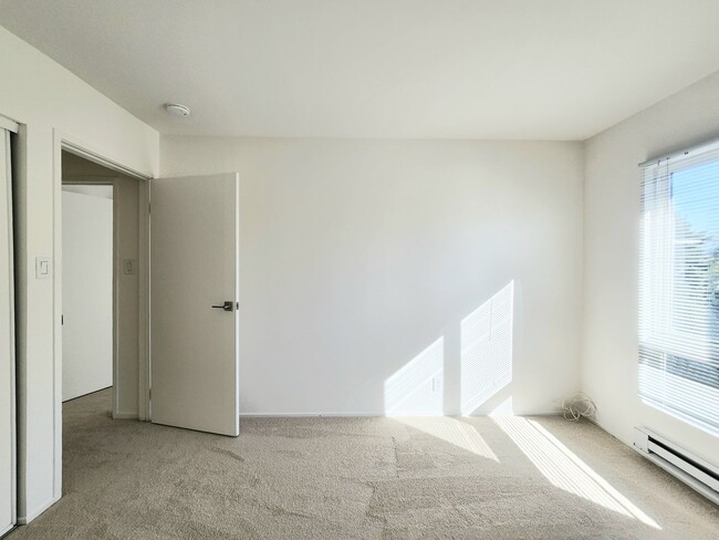 Building Photo - Top floor large 2 bed 2 bath open views at Woodlake