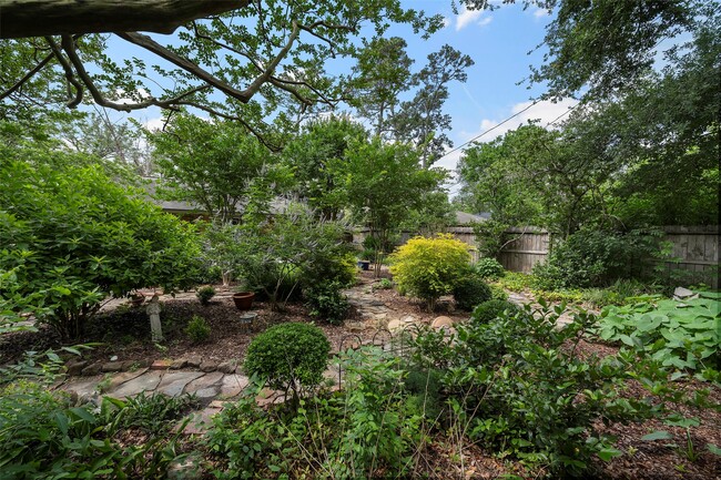 Building Photo - 2114 Saxon Dr