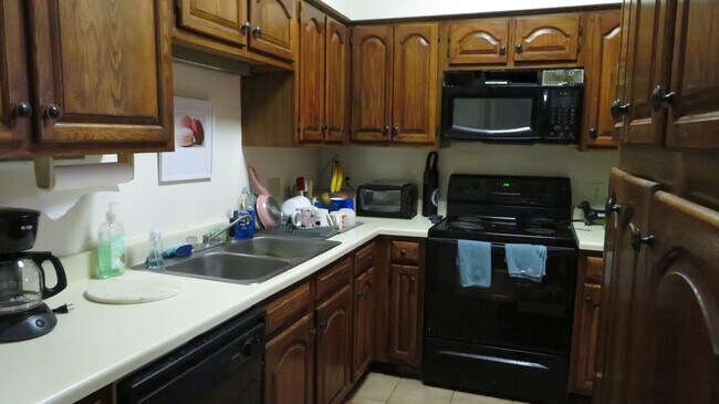 Building Photo - ROBBINS PLACE 202