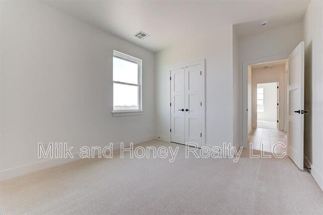Building Photo - 1007 River View Dr