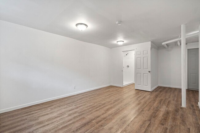 Building Photo - 1709 Golf Club Rd