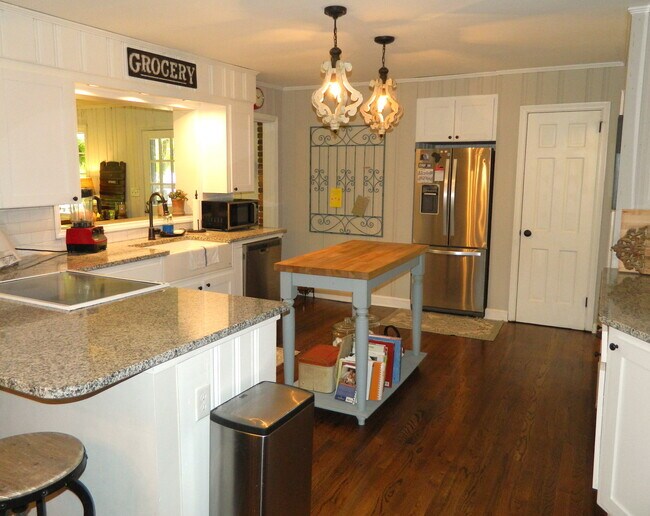 Building Photo - 744 McClure Dr