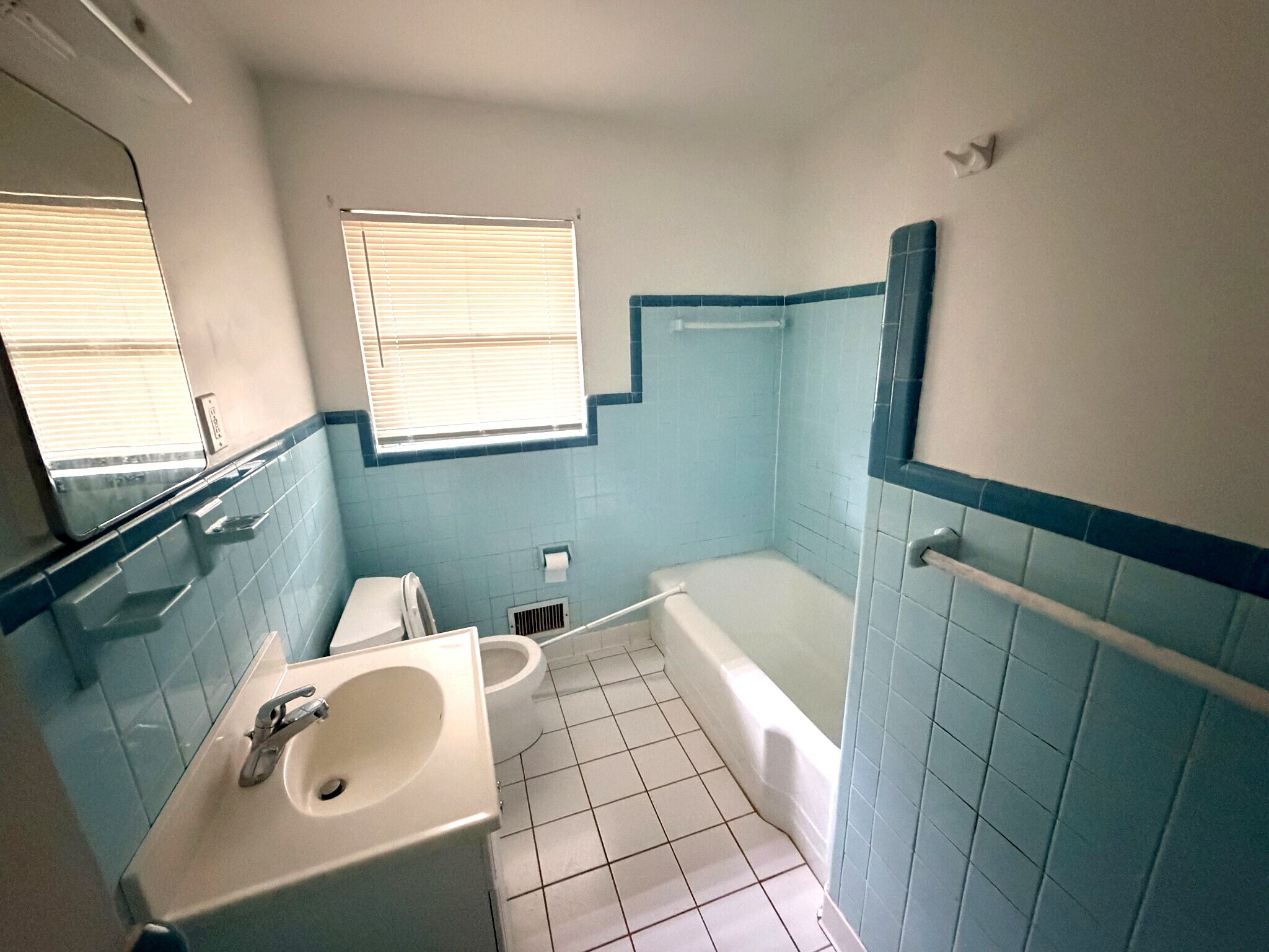 Building Photo - 1373 Markan Dr NE