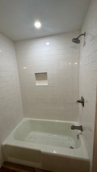 Guest Bath/Shower Combo - 12805 Rivercrest Dr