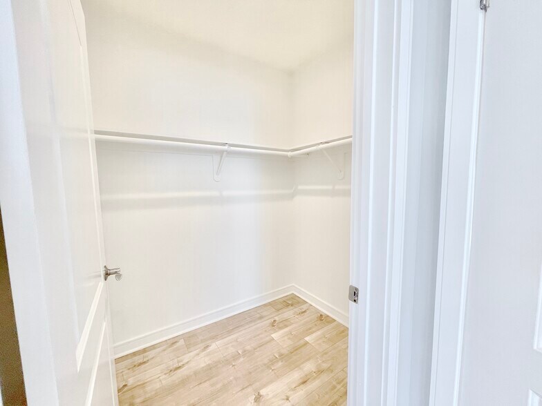 Building Photo - 4463 1/2 Rosewood Ave