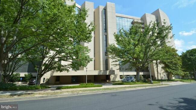 Building Photo - 1101 S Arlington Ridge Rd