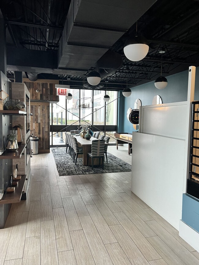 Building Photo - 650 W Wayman St