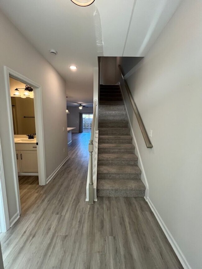 Building Photo - Stunning townhouse located in the heart of Winnabow!