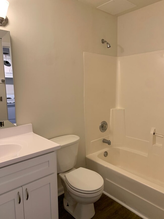 Building Photo - Renovated 1st Floor 1 Bedroom, 1 Bath Cond...