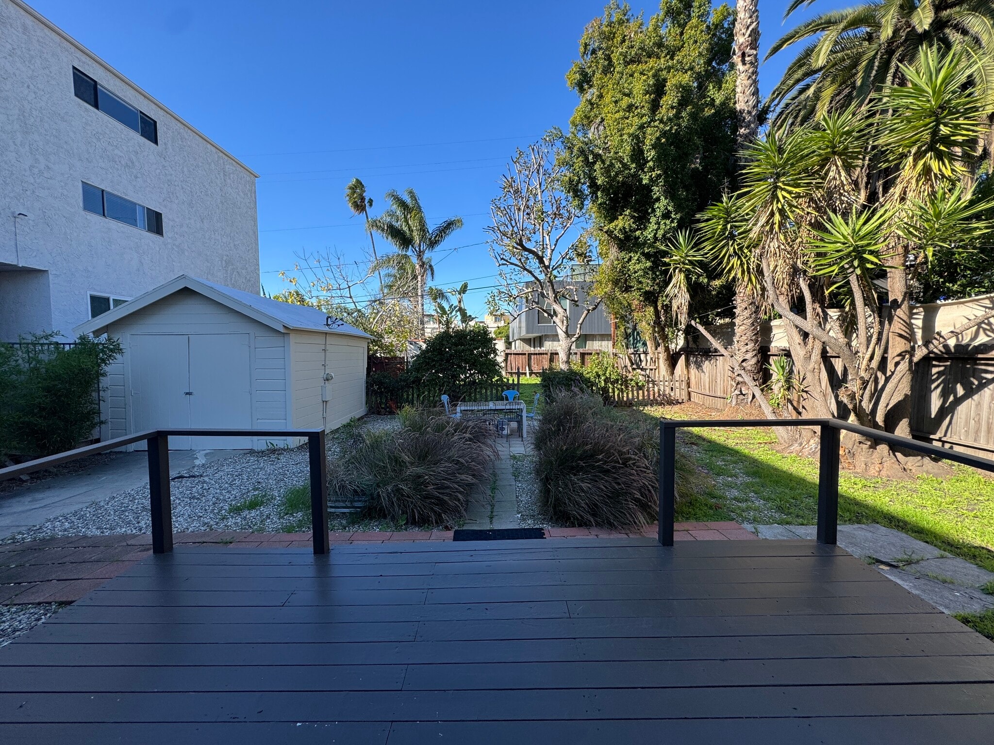 Building Photo - 849 N West Knoll Dr