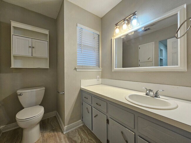 Building Photo - 2301 Zinnia Ct
