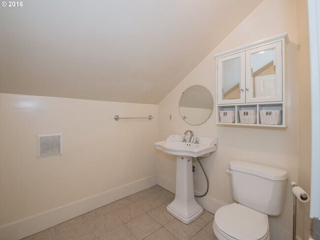 Building Photo - Amazing Well Kept Secret! 4bed 1.5bath Bungalow!