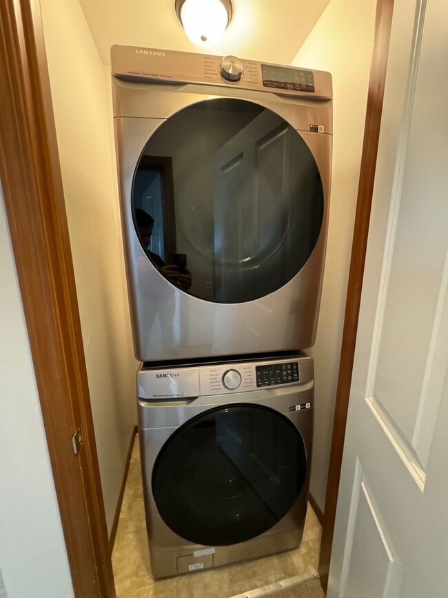 Building Photo - Spacious 3 bed 2.5 Bath Townhome One months free rent!