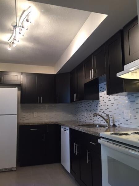 Building Photo - 4216 Inverrary Blvd